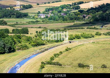 Vue aérienne de la rivière Cuckmere et de la campagne pendant un après-midi d'été, East Sussex, Angleterre Banque D'Images