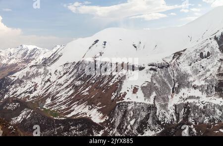 Paysage de montagne avec des sommets enneigés du Caucase en journée. Gudauri, Géorgie Banque D'Images
