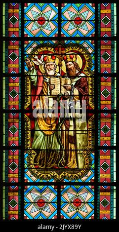 Vitraux représentant les saints Cyril et Methodius, « Apôtres des Slaves ». Église Blumenumental de Bratislava, Slovaquie. Banque D'Images