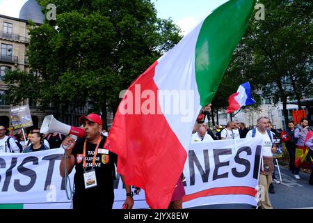 Bruxelles, Belgique. 08th septembre 2022. Les syndicats européens de chauffeurs de taxi détiennent des bannières et des drapeaux lors de leur marche lors d'une manifestation contre Uber à Bruxelles, en Belgique, sur 8 septembre 2022. Crédit: ALEXANDROS MICHAILIDIS/Alamy Live News Banque D'Images