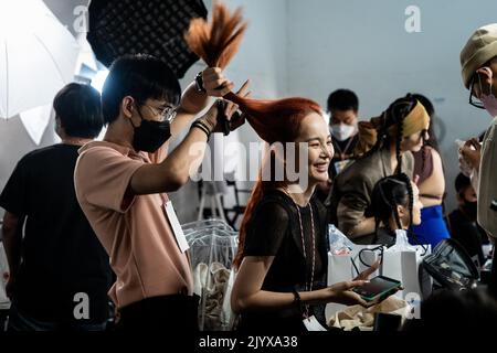 Bangkok, Thaïlande. 08th septembre 2022. Un mannequin rit tout en faisant ses cheveux et son maquillage à une station à l'extérieur du spectacle de piste. Lazada, le géant thaïlandais de la vente au détail, accueille le premier défilé de mode Metaverse de Thaïlande, à Emquartier. (Photo par Matt Hunt/SOPA Images/Sipa USA) crédit: SIPA USA/Alay Live News Banque D'Images
