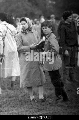 Photo du dossier datée du 21/4/1961 du Prince Charles (12) avec sa mère, la reine Elizabeth II, lors des épreuves de trois jours à Badminton, Gloucestershire. Être chef d'État était un emploi à temps plein et a laissé la Reine comme une jeune mère avec un temps limité pour ses enfants. Les nannies ont été appelés et l'école d'embarquement a été considérée comme essentielle pour les jeunes royaux. Il était également considéré comme un choix progressiste à l'époque et encourageait les quatre descendants de la Reine à se mélanger avec des enfants de milieux différents. Date de publication : jeudi 8 septembre 2022. Banque D'Images