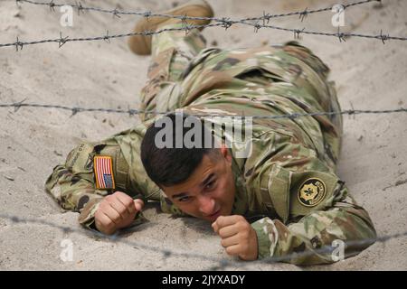 Grafenwoehr, Bayern, Allemagne. 18th août 2022. Un soldat américain affecté à la troupe de taureaux, 1st escadron, 2nd Cavalry Regiment, bas crawls sous l'obstacle du fil de rampement la zone d'entraînement de Grafenwoehr, Allemagne, août. 18, 2022. La troupe a mené une formation au cours sur les obstacles pour la familiarisation et la construction de l'esprit de corps. Crédit: Armée américaine/ZUMA Press Wire Service/ZUMAPRESS.com/Alamy Live News Banque D'Images