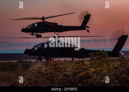 Boise, Idaho, États-Unis. 26th août 2022. Des membres du service de la Force aérienne de la République de la Vanguard de Singapour et de la Garde nationale de l'armée de l'Arizona ont formé ensemble 21 juillet par l'intermédiaire du 29 août 2022 au Centre d'entraînement au combat du verger de la Garde nationale de l'Idaho, réalisant des opérations aériennes d'artillerie AH-64 Apache de jour et de nuit. Lors de son séjour à l'OCTC, les pilotes et les équipages de Peace Vanguard ont reçu une formation sur plusieurs gammes pour les qualifications air-sol et air-air, y compris la gamme intégrée air-sol numérique. Le DAGIR est l'un des trois de l'armée américaine et permet aux unités aériennes et terrestres de s'entraîner ensemble Banque D'Images