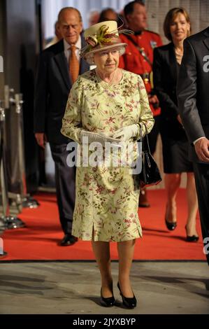 Toronto, Canada. 9 septembre 2022. La reine Elizabeth II est décédée à l'âge de 96 ans. Photo du dossier : la reine Elizabeth II visite le Pinewood Studio à Toronto pendant la visite royale sur 6 juillet 2010. Banque D'Images