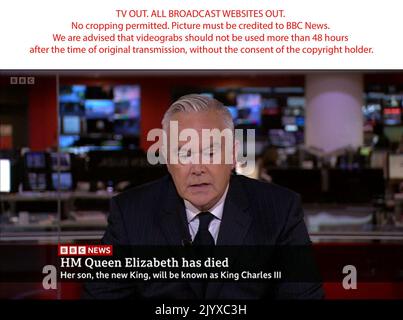 SORTIE TV. TOUS LES SITES WEB DIFFUSÉS. Aucun recadrage n'est autorisé. L'image doit être créditée à BBC News. Nous sommes informés que les vidéograbs ne doivent pas être utilisés plus de 48 heures après la transmission originale, sans le consentement du détenteur des droits d'auteur. Screengrab de BBC News de Huw Edwards faisant état de la mort de la reine Elizabeth II Date de publication : jeudi 8 septembre 2022. Banque D'Images