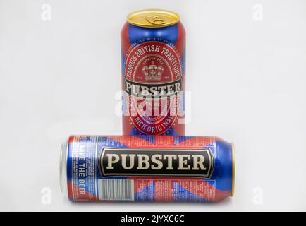 Kiev, Ukraine - 24 juillet 2021: Les canettes de bière britanniques de Pubster gros plan sur blanc. Banque D'Images