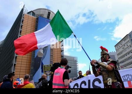 Bruxelles, Belgique. 08th septembre 2022. Les syndicats européens de chauffeurs de taxi détiennent des bannières et des drapeaux lors de leur marche lors d'une manifestation contre Uber à Bruxelles, en Belgique, sur 8 septembre 2022. Crédit: ALEXANDROS MICHAILIDIS/Alamy Live News Banque D'Images