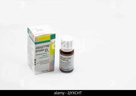 Kiev, Ukraine - 21 novembre 2021: Medana Aquadetrim solution d'eau médicament vitamine D3 Cholecalciferol gros plan sur blanc. C’est un type de vitamine D que je Banque D'Images