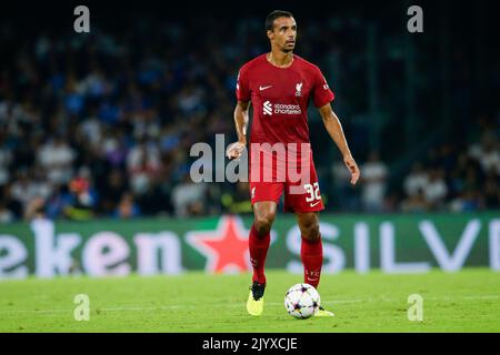 Le défenseur camerounais de Liverpool Joel Matip contrôle le ballon pendant le groupe de la Ligue des champions Un match de football entre SSC Napoli et Liverpool au stade Diego Armando Maradona à Naples, dans le sud de l'Italie, sur 7 septembre 2022. Banque D'Images