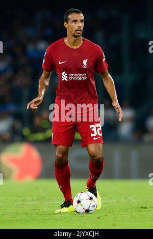 Le défenseur camerounais de Liverpool Joel Matip contrôle le ballon pendant le groupe de la Ligue des champions Un match de football entre SSC Napoli et Liverpool au stade Diego Armando Maradona à Naples, dans le sud de l'Italie, sur 7 septembre 2022. Banque D'Images