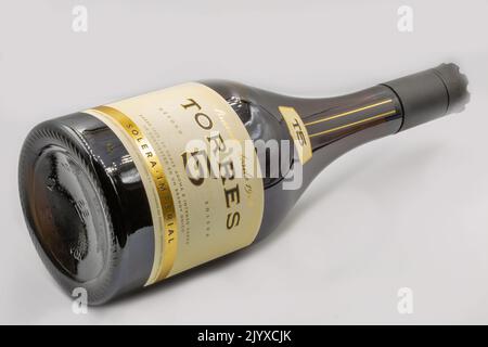 Kiev, Ukraine - 27 novembre 2021: Studio Shoot of brandy Bottle Torres 5 gros plan contre le blanc. Fabricant Miguel Torres S. A. Espagne. Banque D'Images