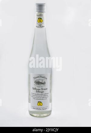 Kiev, Ukraine - 4 décembre 2021: Williams Birnen Pear Austrian Schnaps. Le schnaps est un type de boisson alcoolisée qui peut prendre plusieurs formes, l'includine Banque D'Images