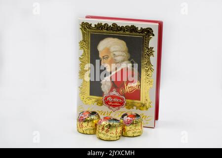 Kiev, Ukrasine - 26 décembre 2021: Mozart Kugeln boîte de bonbons traditionnels fermé sur blanc. Le plus grand producteur de Mozartkugeln est la société allemande Rebe Banque D'Images