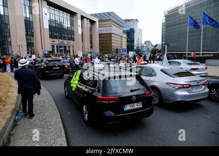 Bruxelles, Belgique. 08th septembre 2022. Les syndicats européens de chauffeurs de taxi bloquent les rues avec leur voiture lors d'une manifestation contre Uber à Bruxelles, en Belgique, sur 8 septembre 2022. Crédit: ALEXANDROS MICHAILIDIS/Alamy Live News Banque D'Images