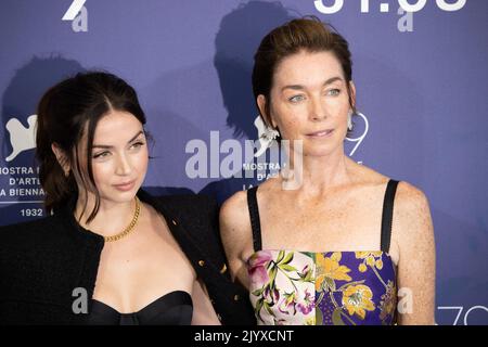 Ana de Armas et Julianne Nicholson assistent à la séance photo de 'Blonde' au Festival international du film de Venise 79th sur 08 septembre 2022 à Venise, en Italie. ©photo: Cinzia Camela. Banque D'Images