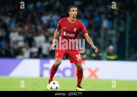 Le défenseur camerounais de Liverpool Joel Matip contrôle le ballon pendant le groupe de la Ligue des champions Un match de football entre SSC Napoli et Liverpool au stade Diego Armando Maradona à Naples, dans le sud de l'Italie, sur 7 septembre 2022. Banque D'Images