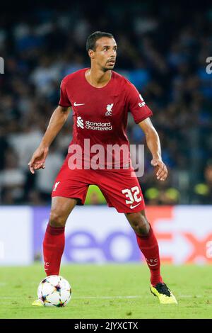 Le défenseur camerounais de Liverpool Joel Matip contrôle le ballon pendant le groupe de la Ligue des champions Un match de football entre SSC Napoli et Liverpool au stade Diego Armando Maradona à Naples, dans le sud de l'Italie, sur 7 septembre 2022. Banque D'Images