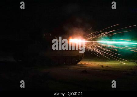 Californie, États-Unis. 16th août 2022. Les soldats américains affectés au 5th Escadron, 4th Cavalry Regiment, 2nd Armored Brigade combat Team, 1st Infantry Division conduisent un entraînement de tir en direct dans un véhicule de combat d'infanterie Bradley M2 lors de la rotation d'action décisive 22-09 au Centre national d'entraînement, fort Irwin, en Californie, en août. 16, 2022. Crédit: Armée américaine/ZUMA Press Wire Service/ZUMAPRESS.com/Alamy Live News Banque D'Images