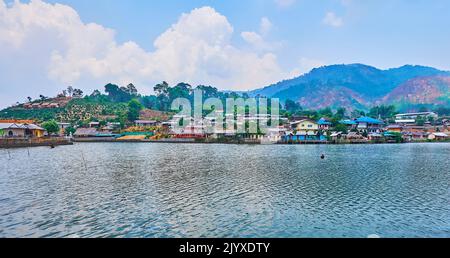 Panorama de la rive du lac de Mae sa-Nga est entouré par les collines de Shan, couvertes de forêts vertes, jardins et maisons de Ban Rak Thai Chinois Yunnan thé Banque D'Images