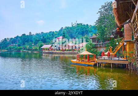 Le paysage vallonné de Ban Rak Thai Chinois Yunnan village avec lac Mae sa-Nga au milieu des jardins verdoyants et des maisons traditionnelles, la Thaïlande Banque D'Images