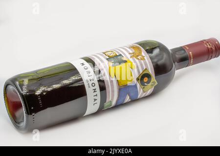 Kiev, Ukraine - 10 juin 2021: Studio Shoot of Spanish bouteille de vin rouge horizontale gros plan sur fond blanc. Banque D'Images