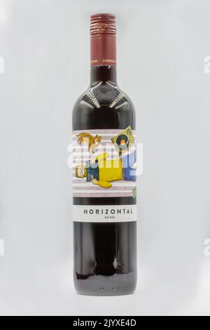 Kiev, Ukraine - 10 juin 2021: Studio Shoot of Spanish bouteille de vin rouge horizontale gros plan sur fond blanc. Banque D'Images