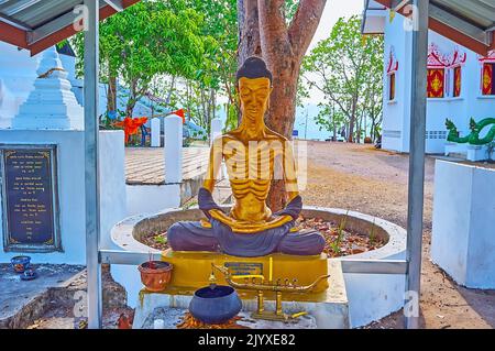 La statue d'or de la statue de moine de Bhikkhu ascétique à jeun dans le sanctuaire du temple Wat Phrathat Doi Kong Mu, Mae Hong son, Thaïlande Banque D'Images