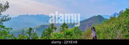 Les forêts luxuriantes de la jungle couvrent les pentes douces et les sommets des Highlands thaïlandais, Mae Hong son, Thaïlande Banque D'Images