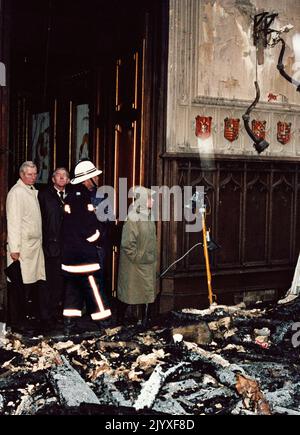 Photo du dossier datée du 21/11/1992 de la reine Elizabeth II inspectant les ruines du château de Windsor avec un pompier. Le discours de la Reine Annus horribilis à Guildhall le 24 novembre 1992, marquant 40 ans sur le trône, suivi d'une année qui avait vu le prince et la princesse de Galles en guerre, le duc et la duchesse de York séparés, la princesse Anne divorcée, Le château de Windsor monta en flammes et la publication du livre d'Andrew Morton : « diana: Her True Story ». En décembre, le prince et la princesse de Galles se sont officiellement séparés. Date de publication : jeudi 8 septembre 2022. Banque D'Images