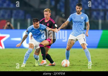 ROME, ITALIE - SEPTEMBRE 8 : Mattia Zaccagni du Latium Roma, Marcus Pedersen du Feyenoord, Luis Alberto du Latium Roma pendant le match du groupe F de l'UEFA Europa League entre le Latium Roma et le Feyenoord au Stadio Olimpico sur 8 septembre 2022 à Rome, Italie (photo de René Nijhuis/Orange Pictures) Banque D'Images