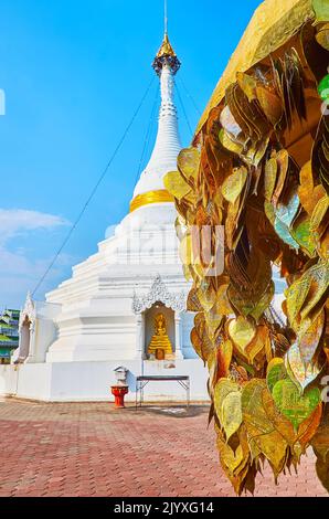 Gros plan feuilles de prière dorées de l'arbre sacré de Bodhi devant le Chedi blanc (stupa), Temple Wat Phrathen Doi Kong Mu, Mae Hong son, Thaïlande Banque D'Images