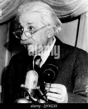 Einstein exhorte le soutien éducatif -- le Dr Albert Einstein, célèbre physicien théorique faisant l'une de ses rares apparitions publiques, parle ici ce soir à 300 dirigeants de communauté juive des États-Unis et du Canada à Nassau Tavern. Il a encouragé le soutien aux écoles d'enseignement supérieur en Israël en tant qu'institutions où les Juifs seront toujours Bienvenue. La réunion a été la première conférence nationale du Comité américain pour l'Université hébraïque, l'Institut Weizmann des sciences, et ***** . 10 mai 1950. (Photo par AP Wirephoto). Banque D'Images