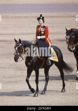 Photo du dossier datée du 16/6/1969 de la reine Elizabeth II à cheval birman pour inspecter le bataillon 1st, Scots Guards, pendant la cérémonie de Trooping the Color à Horse Guards Parade pour marquer l'anniversaire officiel de la Reine. Les chevaux, comme les chiens, ont été l'amour de la Reine tout au long de sa vie et elle avait une connaissance incroyable de l'élevage et des lignées de sang. Qu'il s'agisse de courses de chevaux ou de poneys, elle a montré un intérêt sans faille. Date de publication : jeudi 8 septembre 2022. Banque D'Images