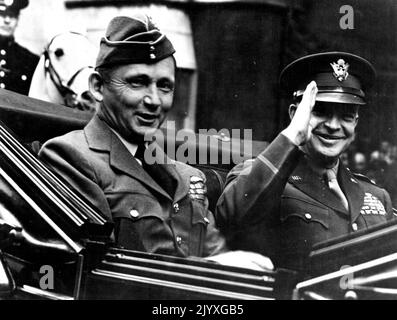 Le général Eisenhower reçoit la liberté de la ville de Londres - le général de l'armée Dwight D. Eisenhower (à droite, en voiture), commandant suprême en chef de la Force expéditionnaire alliée, salue les foules qui applaudissent en allant de Temple Bar sur Fleet Street à l'historique Guildhall 12 juin 1945, Recevoir la liberté de la ville de Londres et l'épée traditionnelle du Seigneur Maire. Il est accompagné du maréchal en chef de l'air britannique Sir Arthur Tedder. Le général Eisenhower est le cinquième américain à recevoir cet honneur. 22 mars 1947. (Photo par U.S. signal corps photo) Banque D'Images