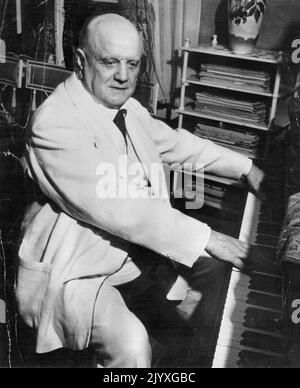 La marque de mi-course. (Cinquième de dix) - le don de la Finlande au XXe siècle est le compositeur Jan Sibelius, la postérité ne le classera peut-être pas comme le plus grand homme de musique de ces cinq dernières années, mais il sera certainement proche du sommet. Le compositeur national finlandais Jean Sibelius a célébré son anniversaire de 88th tranquillement chez lui hier. 12 février 1949. (Photo d'ACME). Banque D'Images