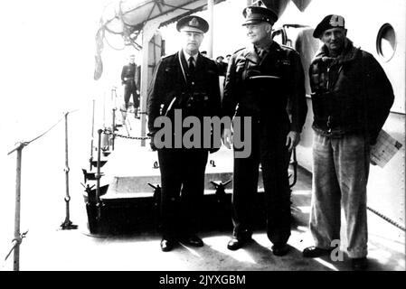 Libération de l'Europe: Chefs alliés Voir les plages par eux-mêmes - les commandants alliés sur le pont du navire de guerre après leur conférence. Le général Eisenhower, au centre, l'amiral Ramsay, à gauche, et le général Montgomery. H.S. Apollo dans lequel le général Eisenhower, commandant suprême, et l'amiral Ramsay, commandant naval, ont fait un tour des plages d'invasion pendant 4½ heures, au cours desquelles ils ont conféré avec le général Montgomery et l'amiral Kirk, N.S.N., qui sont venus à bord pour les rencontrer. 12 juillet 1944. (Photo par British Official Photograph). Banque D'Images