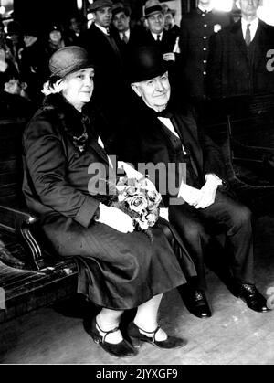 L'inventeur et la femme d'âge partent pour Winter Home - M. et Mme Thomas A. Edison photographiés dans la salle d'attente de la gare de Pennsylvanie ici, en attendant que leur train pour fort Myers, Floride soit fait. Les Edésons sont partis aujourd'hui pour le Sud et leur stat annuel d'hiver. 20 janvier 1931. (Photo par International Newsreel photo). Banque D'Images