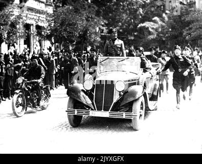 Des foules enthousiastes reçoivent Mussolini pour rencontrer son Cabinet aujourd'hui - Signor Mussolini souriant pendant qu'il a arpenté les foules, quand il a traversé les rues de Bolzano, le témoin des grandes manœuvres, le 26 août. Signor Mussolini a été reçu par des fascistes applaudisants alors que sa voiture allait lentement dans les rues de Bolzano, à son arrivée sur la scène des grandes manoeuvres italiennes les plus grands Manooeuvres de temps de paix jamais tenues en Europe, et à la vue de la situation tendue entre l'Italie et ***** , les yeux des millepertuis regardent intensément les activités. Le Duce rencontre les membres de son Cabinet Banque D'Images