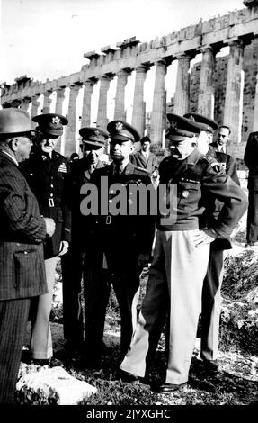 IKE visite l'Acropole - le général Dwight D. Eisenhower (à droite) est des photos avec des officiers américains et grecs à l'Acropole d'Athènes, 6 mars. En arrière-plan fait partie du Parthénon. Au centre, à droite du général Eisenhower, se trouve le chef de cabinet, le général Alfred M. Gruenther. 08 mars 1952. (Photo par photo de presse associée). Banque D'Images