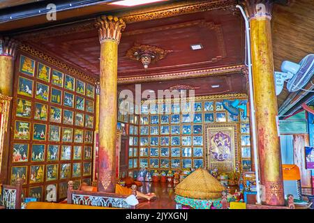 MAE HONG SON, THAÏLANDE - 6 MAI 2019 : les peintures en verre de Phra Vejsandin Jakata (contes de la vie précédente de Bouddha), Temple Wat Chong Klang, le mois de mai Banque D'Images