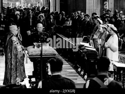 Cérémonie impressionnante du jour de l'indépendance à Saint-Paul - le moment impressionnant que le Dr Matthews Dean de Saint-Paul dédie la caméra faisant face au rouleau d'honneur est le général Eisenhower et à droite sont la reine de Grande-Bretagne, la princesse Elizabeth, la princesse Margaret et la duchesse de Kent. Acclamé par la foule londonienne, des contingents de toutes les sections des forces armées britanniques et américaines ont défilé ensemble aujourd'hui pour la première fois depuis la parade de la victoire. Ils se sont rendus à la cathédrale Saint-Paul, où ont assisté des membres de la famille royale britannique et du gouvernement britannique, avec le général et Mme Eisenhower, et à Banque D'Images