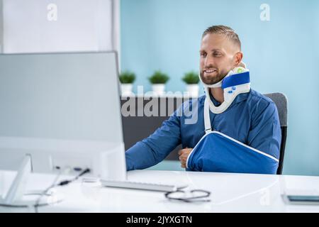 Blessure au bras cassé et accident d'incapacité de l'homme au bureau Banque D'Images