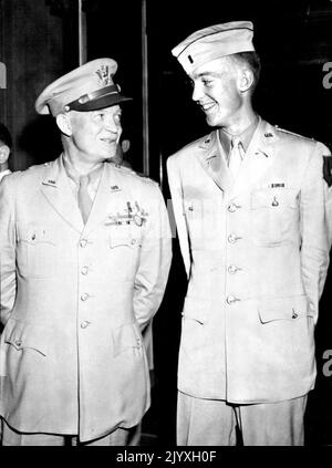 Big Ike et Young Ike - général Dwight D. Eisenhower ***** Son sourire contagieux sur son jeune fils, le Lt. ***** Sheldon Eisenhower (à droite) comme père et ***** Laissez un banquet donné en l'honneur de Big Ike par le président Truman. L'affaire de bâillon a été suivie par l'ensemble du parti Eisenhower, qui est arrivé aux États-Unis à bord d'un transport, ainsi que de hauts dignitaires militaires et civils. 19 juin 1945. (Photo d'ACME). Banque D'Images