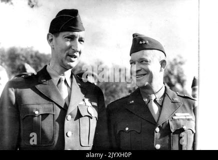 Le général Eisenhower décore le général Clark le héros du débarquement sous-marin pour négocier la reddition de l'Afrique française - le général Mark Clark (à gauche) avec le général Eisenhower, photographié comme il a été décoré avec une médaille pour un service distingué. Le général Eisenhower a décoré le général Mark Clark pour sa brillante mission secrète qui a ouvert la voie au succès des alliés en Afrique du Nord. Arrivé en Algérie environ trois semaines avant la campagne, il a préparé le terrain pour l'armistice français, ce qui lui a permis de sauver des milliers de vies et de gagner du temps précieux. 12 décembre 1942. Banque D'Images