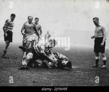 St. Helens et Oldham. L'arbitre Charlie Appleton regarde Keith et Little, Oldham avance, descend Karalius, Saints avance. Accident. L'avant de St. Helens Karalius ne reçoit pas de quart d'Oldham avance Keith et peu dans un match récent de la ligue de rugby en Angleterre. Mais Karalius s'est assuré de garder la possession de la balle. 24 décembre 1955. Banque D'Images