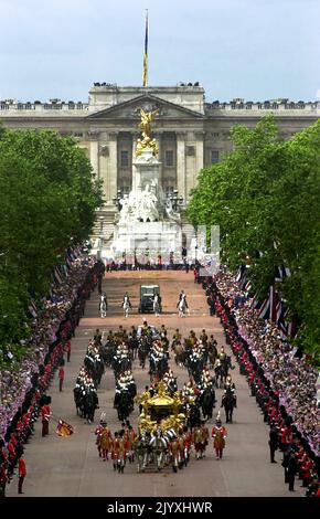 Photo du dossier datée du 4/6/2002 des foules qui bordent la rue tandis que la reine Elizabeth II passe dans l'autocar d'État de l'or de Buckingham Palace à la cathédrale Saint-Paul pour un service de Thanksgiving pour célébrer son Jubilé d'or. La Reine a visité le Royaume-Uni pendant son Jubilé d'or, mais en 2002, elle a aussi vu la mort de sa sœur et de sa mère. Les sceptiques avaient insisté pour que le Jubilé soit un flop – la monarchie n’était plus pertinente et les royalistes devraient enfin s’incliner devant les républicains, ont-ils soutenu. Plus d'un million de personnes se sont tournées plusieurs jours durant le week-end des fêtes de la banque de juin pour les pa Banque D'Images