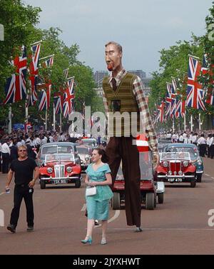 Photo du dossier datée du 4/6/2002, des artistes qui se rendent dans le Mall de Londres, pendant la procession de carnaval en célébration du Jubilé d'or de la reine Elizabeth II La Reine a visité le Royaume-Uni pendant son Jubilé d'or, mais en 2002, elle a aussi vu la mort de sa sœur et de sa mère. Les sceptiques avaient insisté pour que le Jubilé soit un flop – la monarchie n’était plus pertinente et les royalistes devraient enfin s’incliner devant les républicains, ont-ils soutenu. Plus d’un million de personnes se sont tournées plusieurs jours durant le week-end des fêtes de fin de semaine du mois de juin pour faire la fête dans les rues de la capitale et dans la regio Banque D'Images