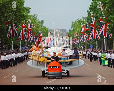 Photo du dossier datée du 4/6/2002, des artistes qui se rendent dans le Mall de Londres, pendant la procession de carnaval en célébration du Jubilé d'or de la reine Elizabeth II La Reine a visité le Royaume-Uni pendant son Jubilé d'or, mais en 2002, elle a aussi vu la mort de sa sœur et de sa mère. Les sceptiques avaient insisté pour que le Jubilé soit un flop – la monarchie n’était plus pertinente et les royalistes devraient enfin s’incliner devant les républicains, ont-ils soutenu. Plus d’un million de personnes se sont tournées plusieurs jours durant le week-end des fêtes de fin de semaine du mois de juin pour faire la fête dans les rues de la capitale et dans la regio Banque D'Images