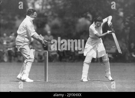 Femmes Cricketers in Practice for Australian Tour -- « A low ball » Miss C. Robinson (Kent et Angleterre) fait un coup à un ballon bas lors d'un match de cricket mixte. Les joueurs de cricket d'Angleterre sont occupés à s'entraîner pour leur prochaine visite en Australie où ils joueront dans des matchs de test à Melbourne, Adélaïde et Sydney. Miss Molly Hide, capitaine du côté, est confiant que l'équipe mettra ***** bons spectacles dans la visite. Dans les deux séries d'essais, l'Angleterre a remporté trois matchs, en a perdu un et en a tiré deux. 17 juin 1948. Banque D'Images